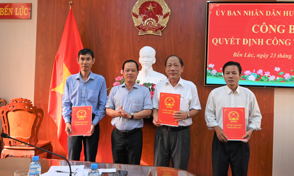 Bến Lức công bố Quyết định bổ nhiệm lại cán bộ
