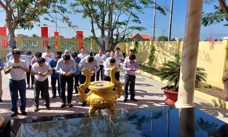 Đoàn cán bộ tỉnh Bắc Giang tham quan các di tích lịch sử tại huyện Châu Thành