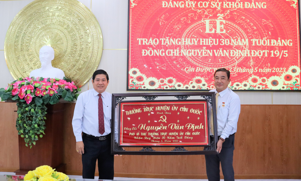 Cần Đước trao huy hiệu 30 năm tuổi Đảng cho Đảng viên Nguyễn Văn Định