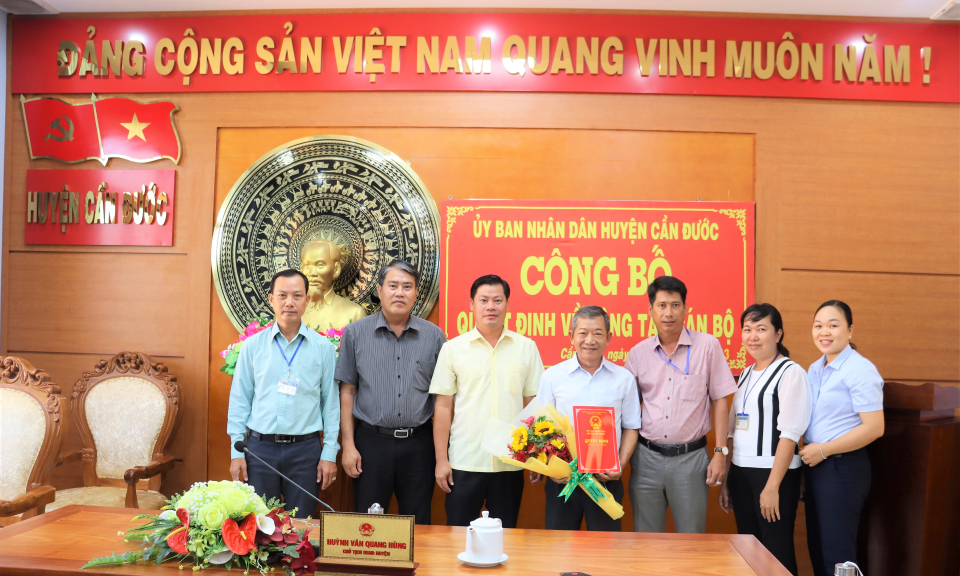 UBND huyện Cần Đước trao quyết định về công tác cán bộ