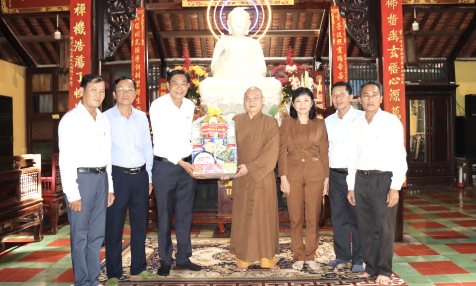 Lãnh đạo Cần Giuộc thăm các chức sắc tiêu biểu nhân dịp Đại lễ Phật đản