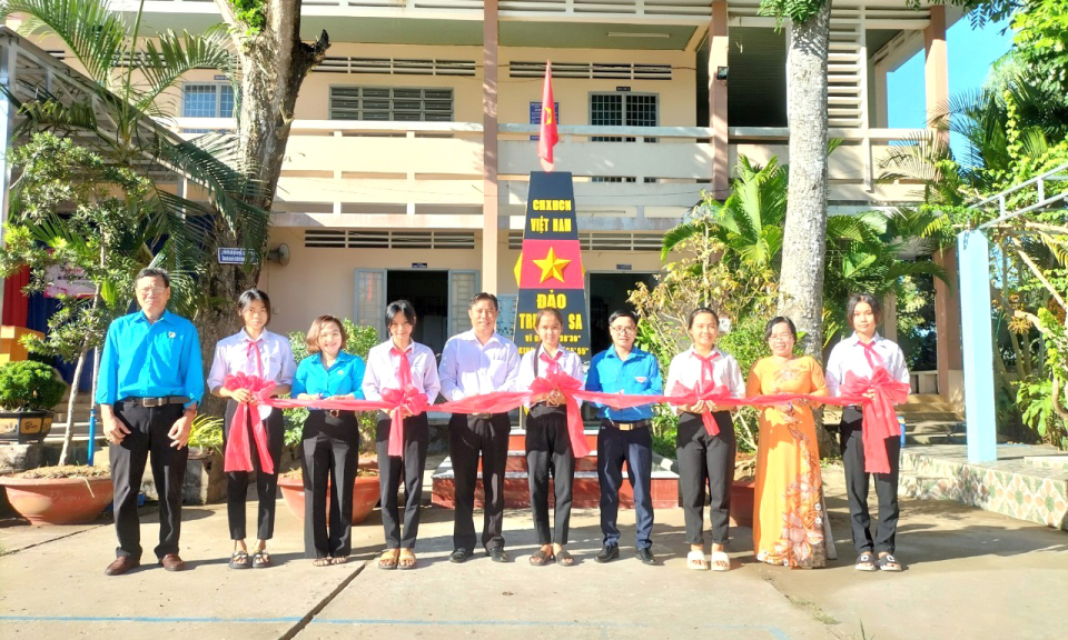Tân Thạnh khánh thành mô hình cột mốc đảo Trường Sa tại Trường THCS Nhơn Ninh