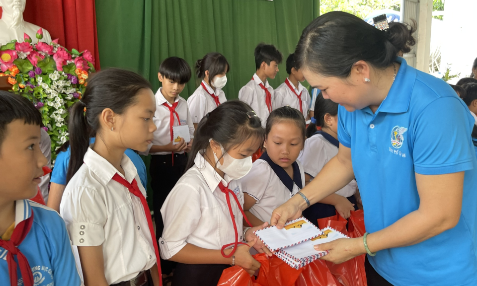 Thành phố Tân An thực hiện chương trình “Đồng hành cùng phụ nữ biên cương”