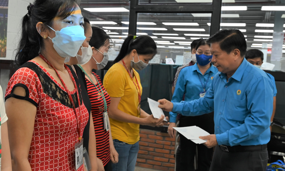 Bến Lức: Trao 60 phần quà “Cảm ơn người lao động”