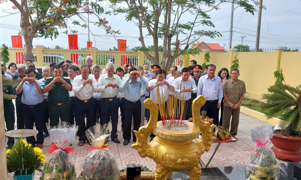 Nguyên Chủ tịch nước Trương Tấn Sang dự lễ kỷ niệm 55 năm trận đánh Cầu Ván và viếng mộ cố Giáo sư Trần Văn Giàu
