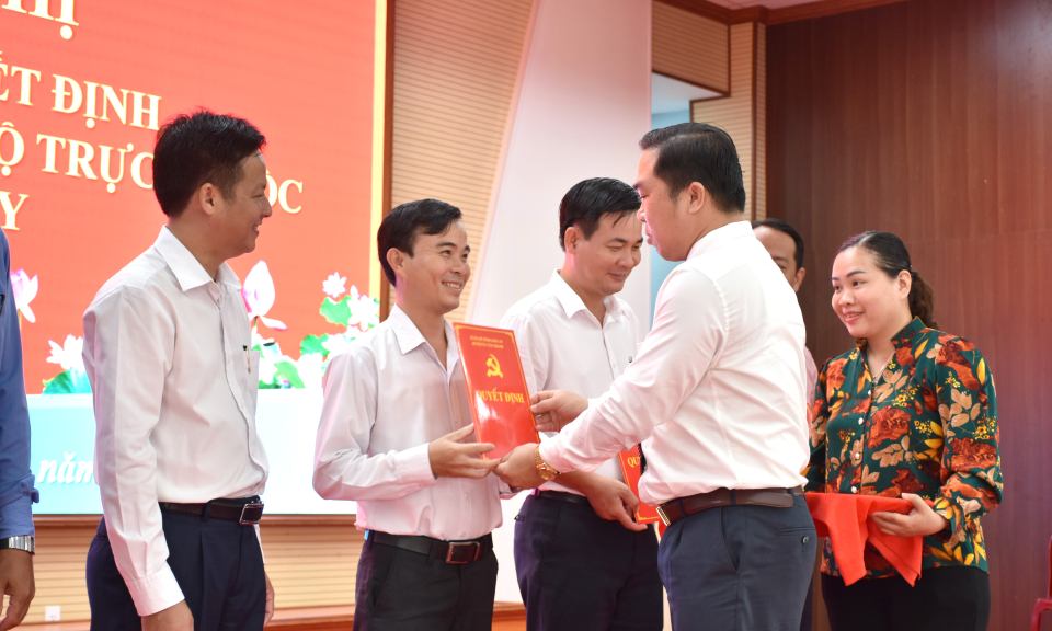 Tân Thạnh thành lập 32 chi bộ cơ sở trực thuộc Huyện ủy