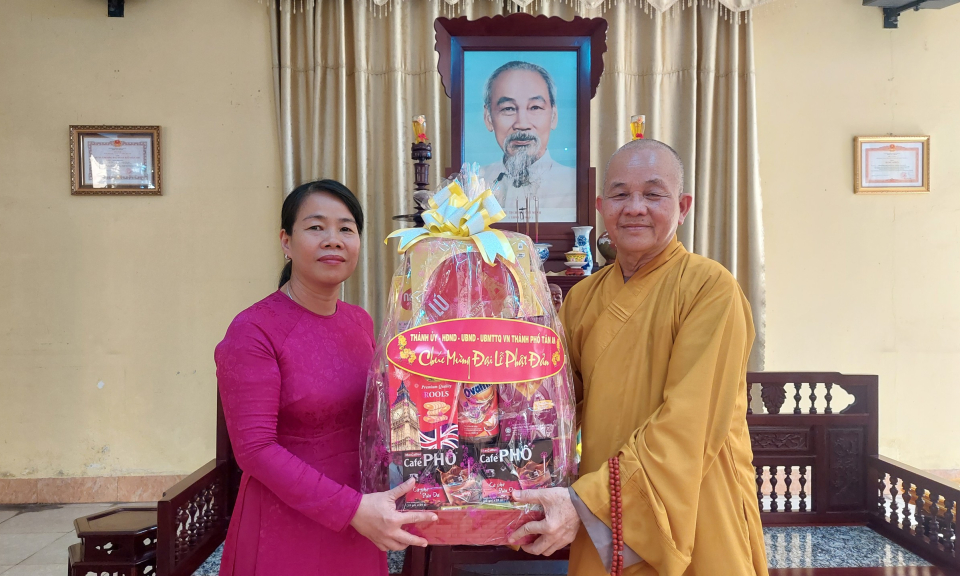 Phó Bí thư Thường trực Thành ủy TP Tân An chúc mừng Đại lễ Phật đản 
