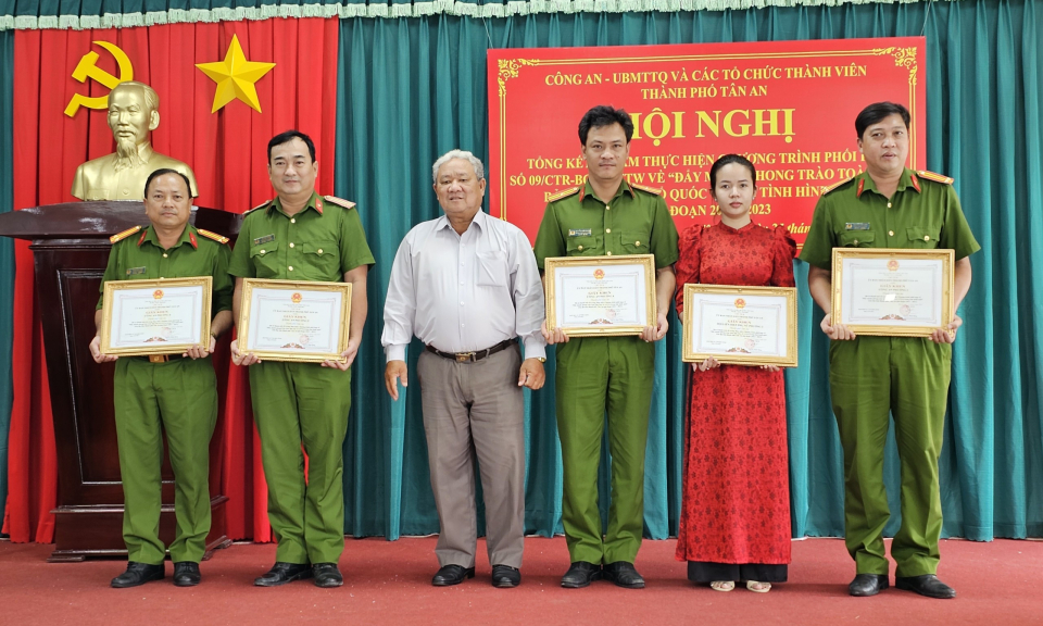 Thành phố Tân An tổng kết 10 năm “Đẩy mạnh phong trào toàn dân bảo vệ an ninh Tổ quốc trong tình hình mới” 