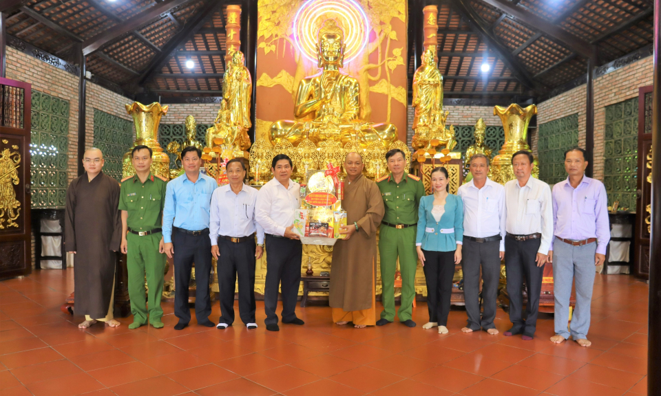 Lãnh đạo huyện Cần Đước thăm, tặng quà Ban trị sự Giáo hội Phật giáo Việt Nam huyện nhân dịp Đại lễ Phật đản