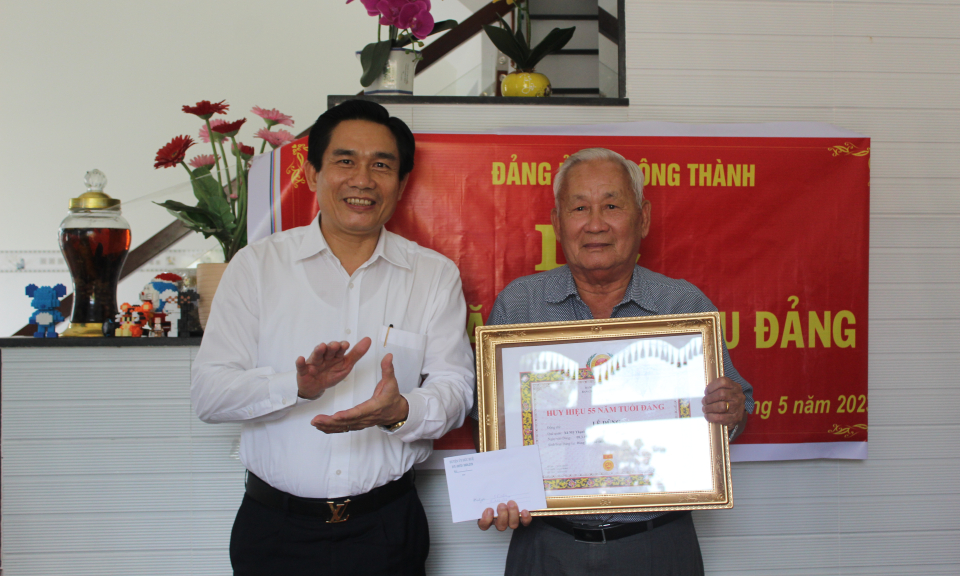 Bí thư huyện ủy Đức Huệ trao huy hiệu 50 và 55 tuổi Đảng cho đảng viên