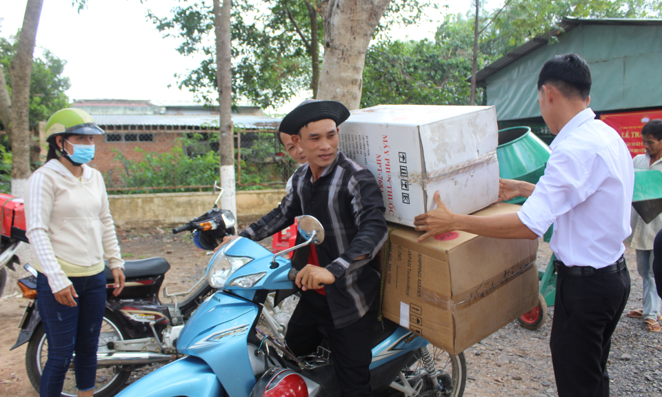 MTTQ huyện Đức Huệ trao phương tiện sản xuất cho hộ nghèo, hộ cận nghèo xã Bình Hòa Bắc