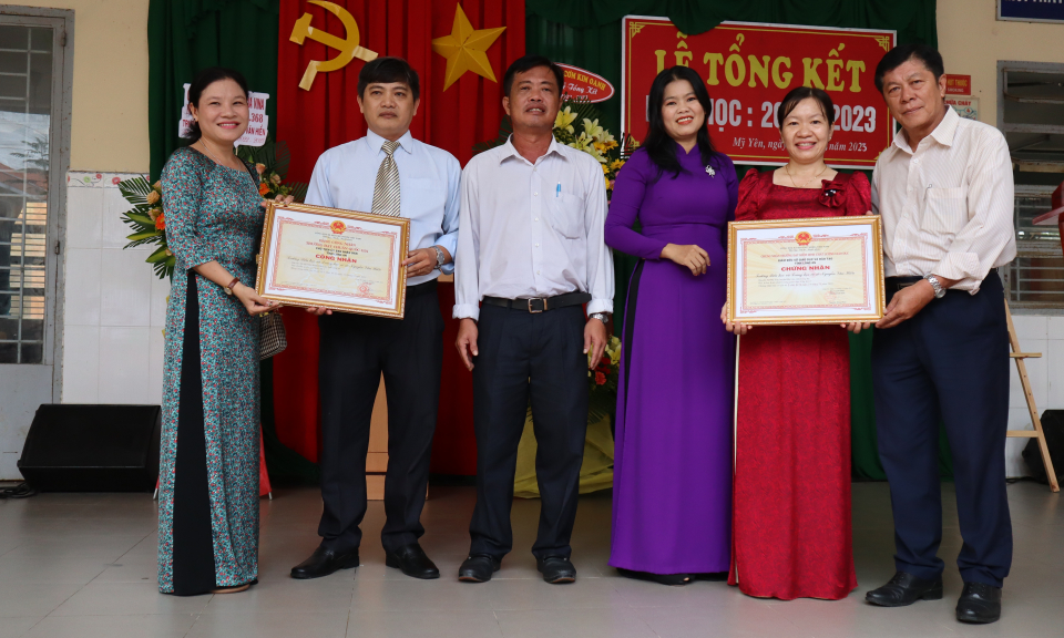 Trường TH và THCS Nguyễn Văn Hiển đón nhận bằng công nhận trường đạt chuẩn Quốc gia 
