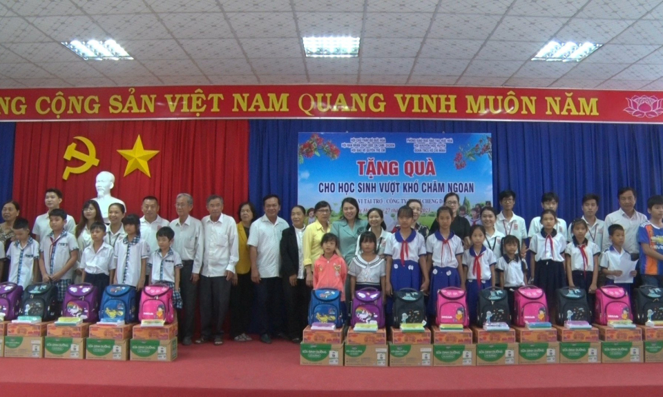Đức Hòa: trao 100 phần quà cho học sinh vượt khó, chăm ngoan