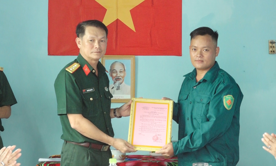 Đức Hòa trao 3 căn nhà tình nghĩa, tình nghĩa Quân - Dân