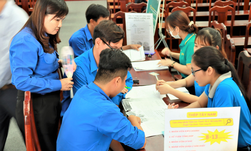 Cần Đước tổ chức phiên giao dịch việc làm lưu động
