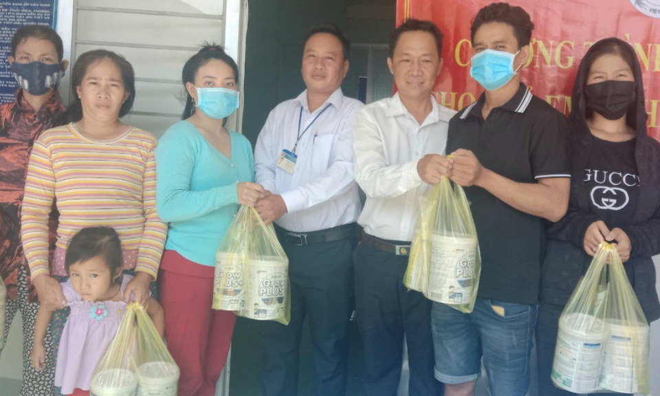 Tân Hưng trao tặng sữa dinh dưỡng cho trẻ em nghèo, khuyết tật xã Hưng Hà