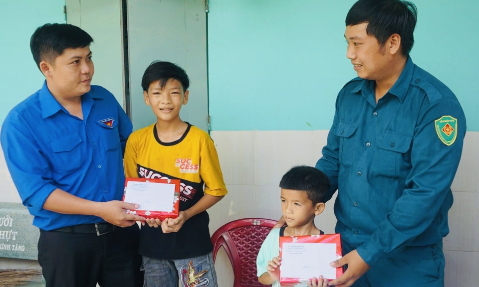Huyện đoàn Bến Lức quan tâm chăm sóc giáo dục thiếu niên, nhi đồng