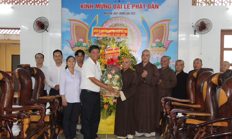  Phó Chủ tịch UBND huyện Thủ Thừa chúc mừng đại lễ Phật đản