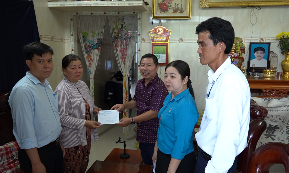 Thăm hỏi, động viên thân nhân và người bị tai nạn lao động