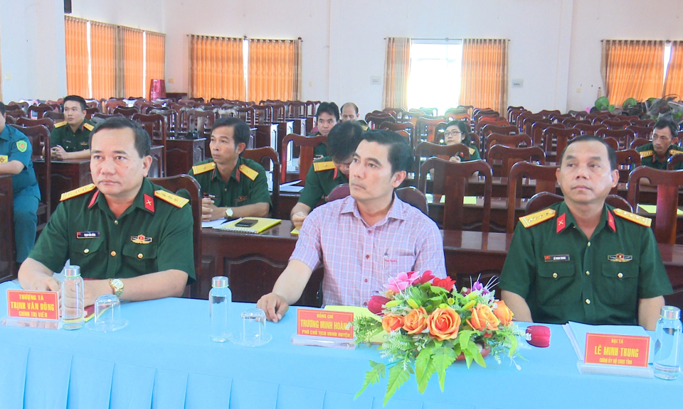 Đức Hòa thực hiện Luật sĩ quan Quân đội Nhân dân Việt Nam 