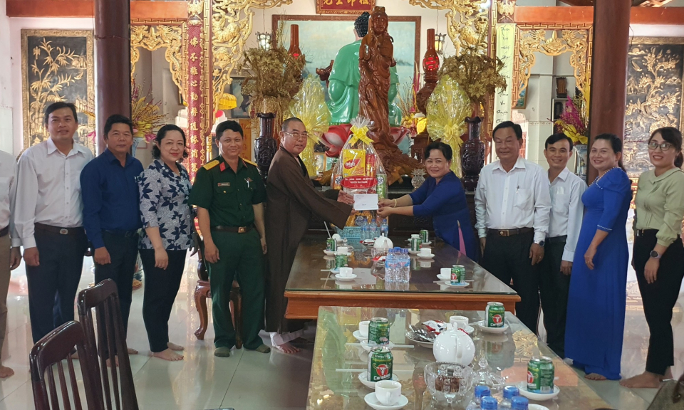 Tân Thạnh lãnh đạo huyện thăm chúc mừng đại lễ Phật Đản năm 2023