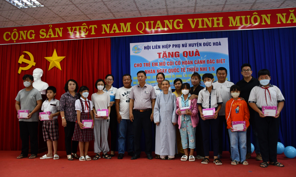 Đức Hoà tặng quà cho trẻ em mồ côi nhân dịp Quốc tế Thiếu nhi 1/6