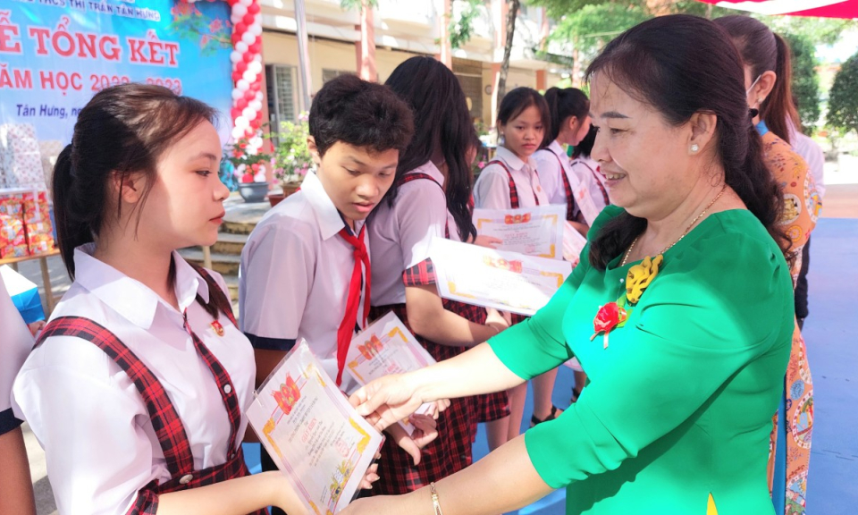 Trường THCS thị trấn Tân Hưng tổng kết năm học 2022 - 2023