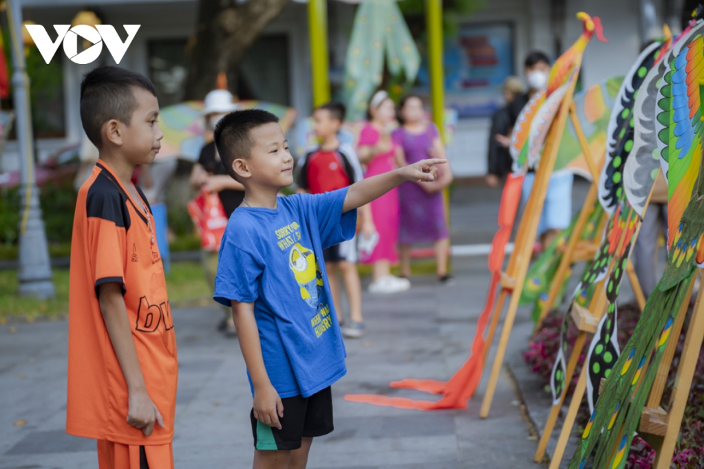 Những cánh diều được trang trí bắt mắt, thu hút các em thiếu nhi.