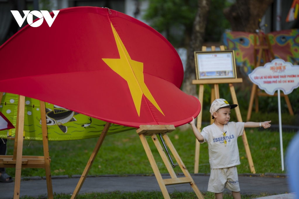 Cánh diều với màu cờ Tổ quốc gây chú ý tại lễ hội.