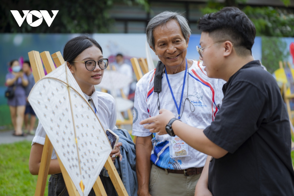Nhiều du khách quan tâm và tìm hiểu về nghệ thuật làm diều./.