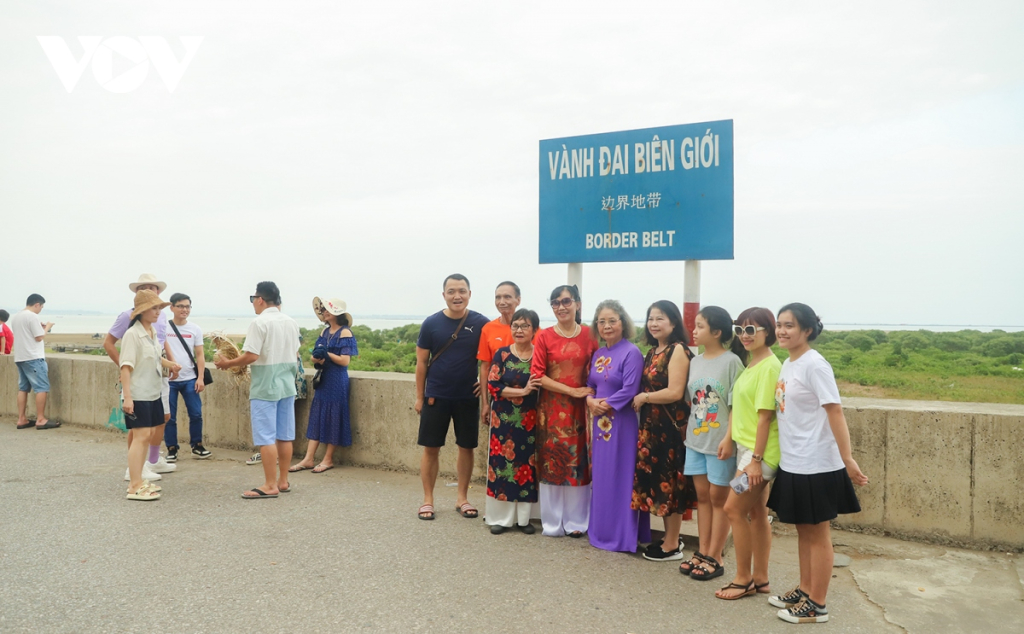 Không chỉ thích thú khi ngắm nhìn khu vực vành đai biên giới, check-in biểu tượng “Từ Trà Cổ rừng dương đến Cà Mau rừng đước”, du khách còn có thể tham quan, tham gia các hoạt động văn hóa, mua sắm sản phẩm OCOP địa phương tại Cụm thông tin cổ động biên giới Sa Vĩ…