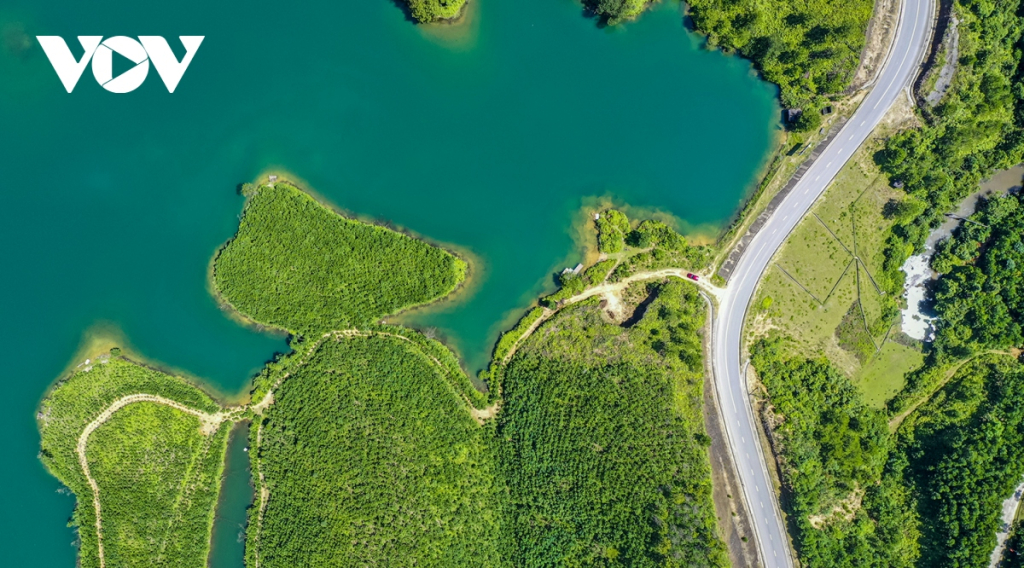 Móng Cái hiện có 4 tuyến, 15 điểm du lịch từ biên giới, biển đảo nghỉ dưỡng, văn hoá, lịch sử, tâm linh tới sinh thái, trải nghiệm cộng đồng… Từ trung tâm thành phố, cung đường 341 sẽ đưa các đoàn khách trên hành trình dọc theo dòng sông biên giới trong xanh, núi đồi trùng điệp vùng biên thuỳ.