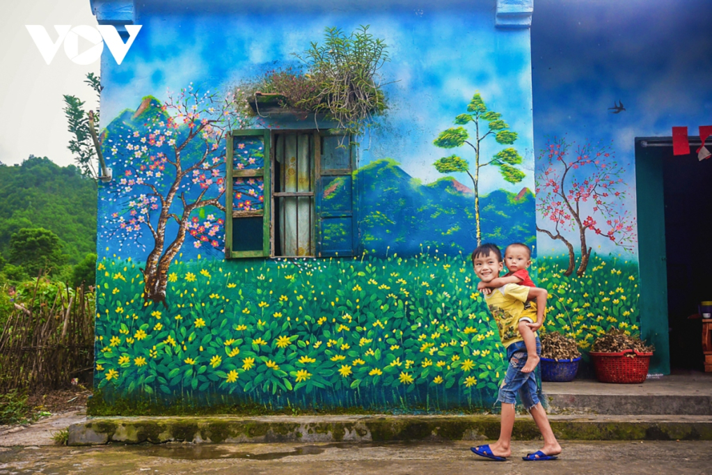 Hải Sơn cũng là điểm đến ấn tượng với Lễ hội hoa sim, bản “bích hoạ” của người Dao với những bức tranh tường rực rỡ, những sản vật núi rừng… khép lại hành trình khám phá thành phố vùng biên cương Đông Bắc trong dịp hè này./.