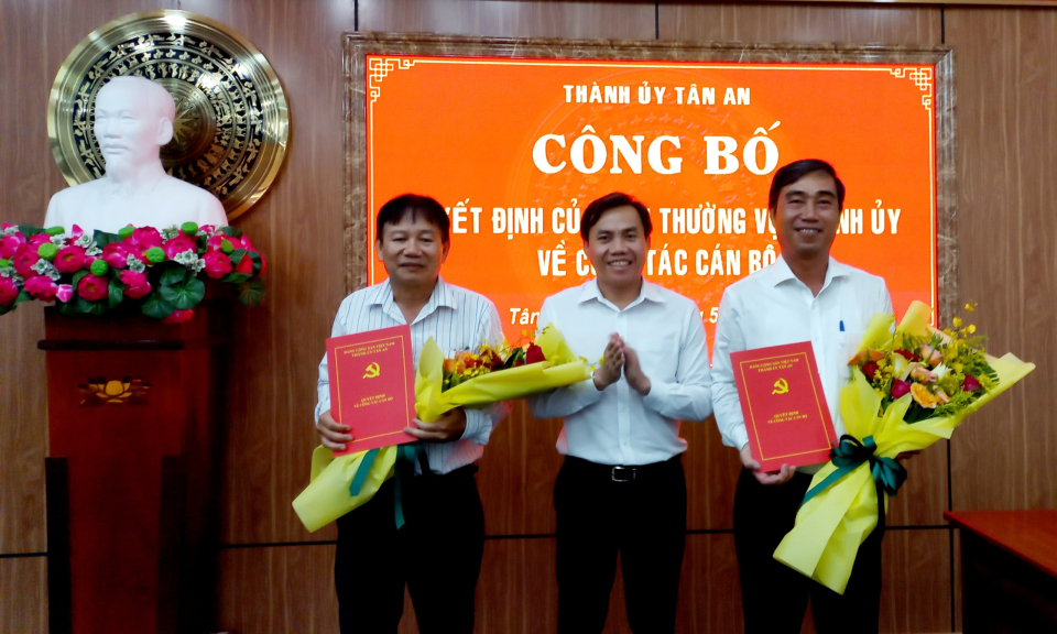 Thành phố Tân An công bố quyết định cán bộ