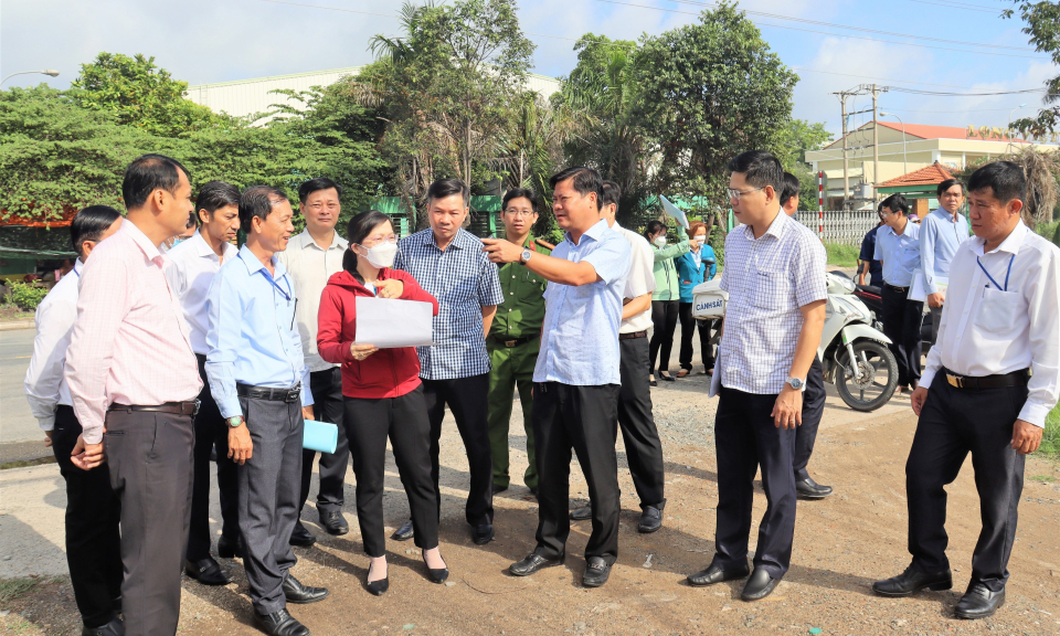 Chủ tịch UBND Cần Đước khảo sát công tác quy hoạch, xây dựng các công trình tại Long Định