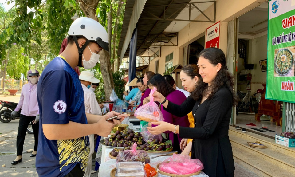 Hội Liên hiệp Phụ nữ thị trấn Tân Hưng tổ chức mô hình “Gian hàng yêu thương”