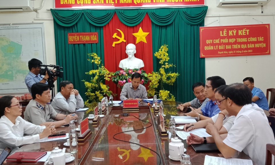 Thạnh Hóa ký kết Quy chế phối hợp trong công tác quản lý đất đai