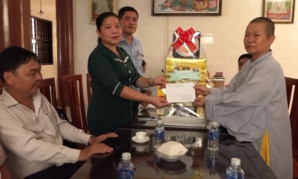  Lãnh đạo thị xã Kiến Tường thăm, chúc mừng và dự Đại lễ Phật Đản