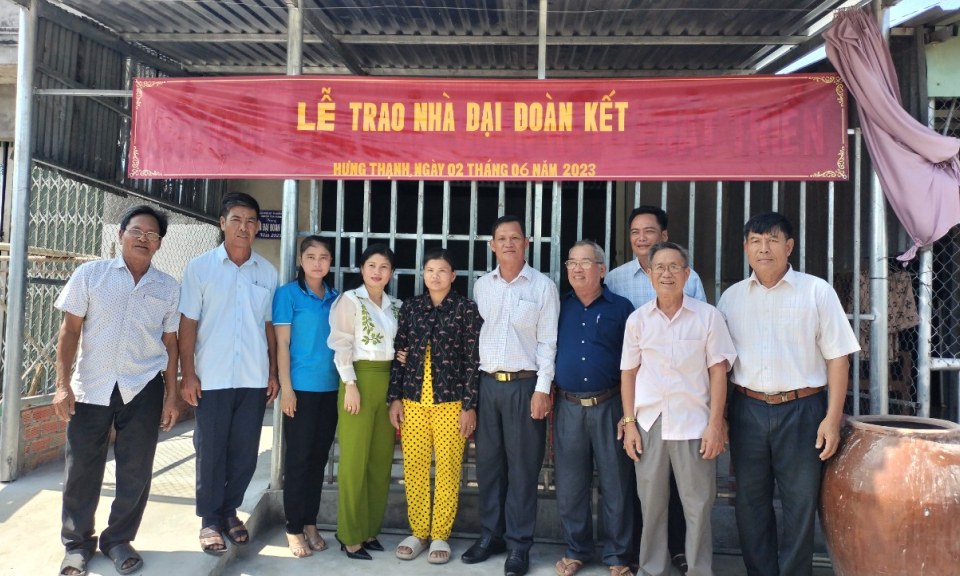 Tân Hưng trao nhà Đại đoàn kết cho hộ có hoàn cảnh khó khăn