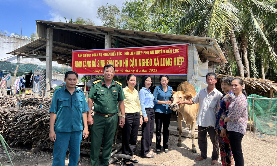 Trao tặng bò sinh sản, hỗ trợ gia đình nghèo