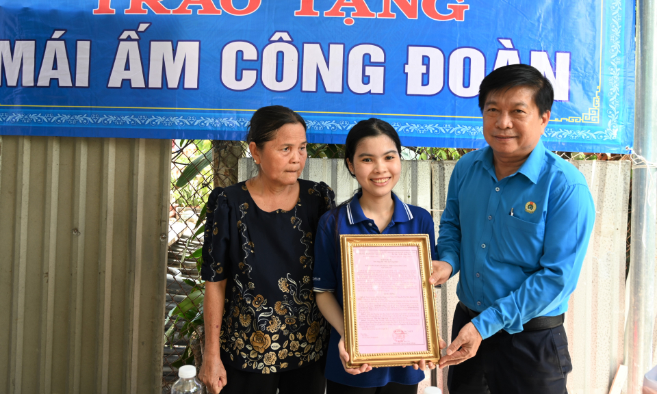 Liên đoàn Lao động tỉnh trao tặng 2 “Mái ấm Công đoàn”