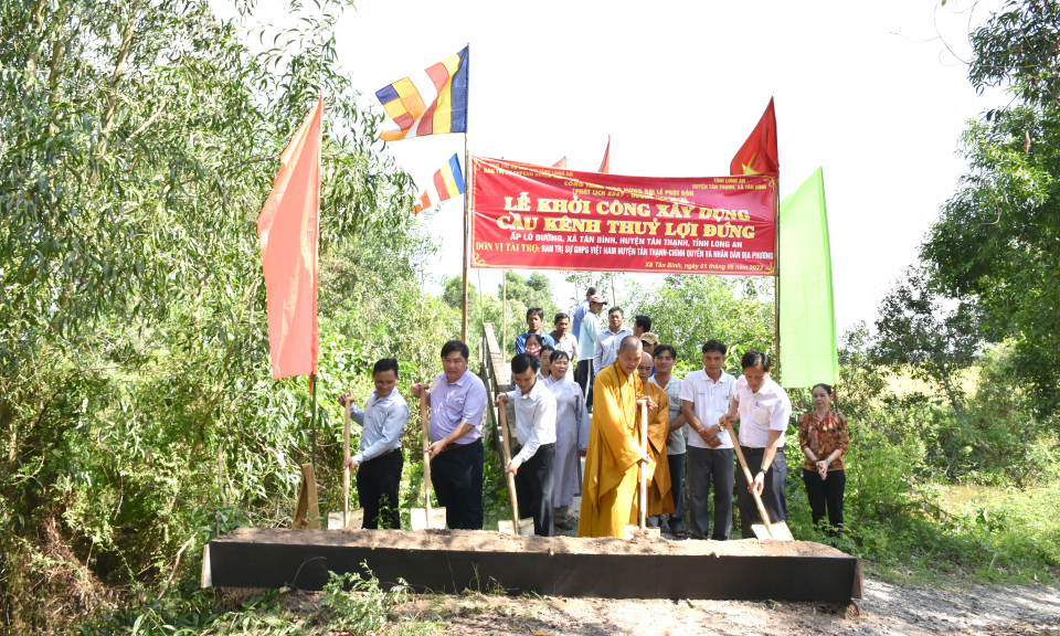 Tân Thạnh khởi công xây dựng cầu giao thông nông thôn