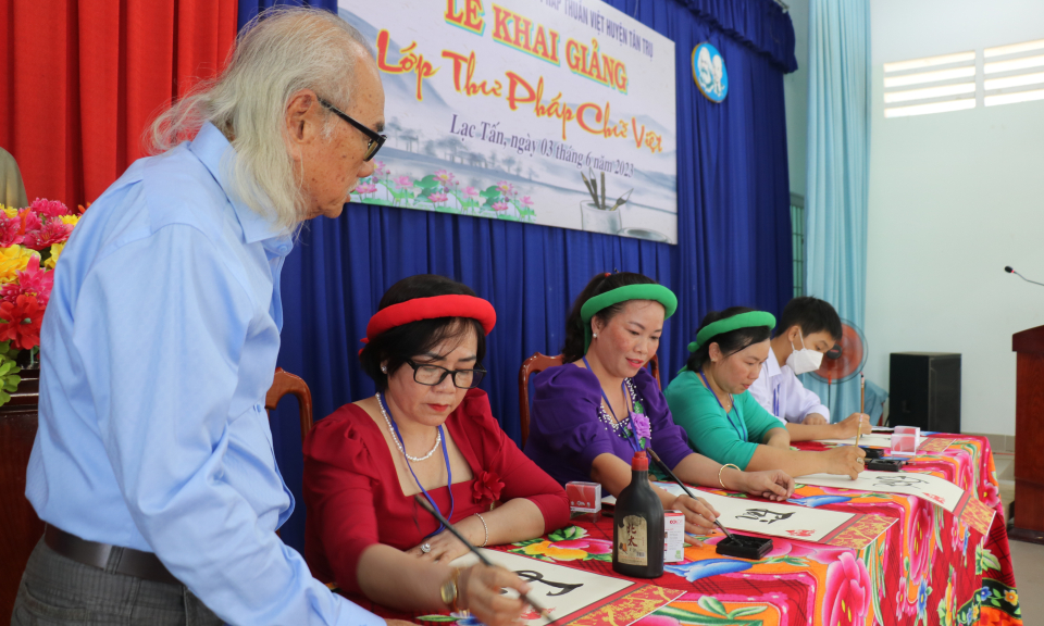 Tân Trụ sân chơi bổ ích từ lớp Thư pháp chữ Việt