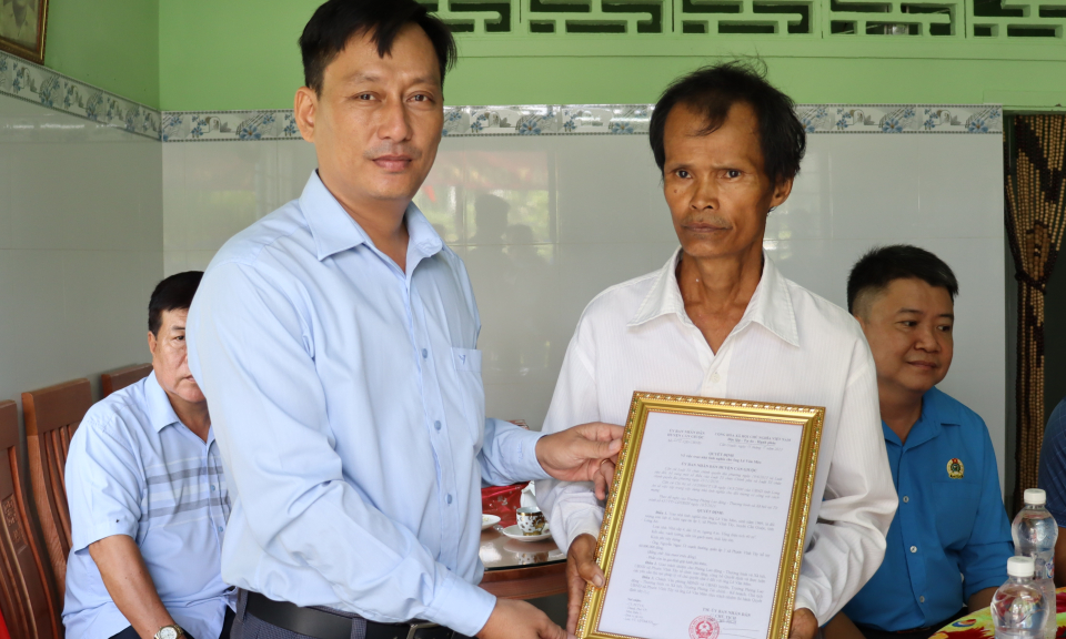 Cần Giuộc trao nhà tình nghĩa cho con liệt sĩ