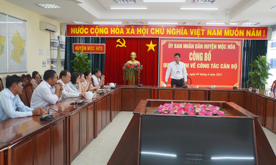 Mộc Hóa công bố quyết định về công tác cán bộ
