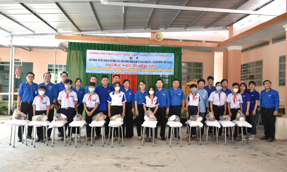 Chi đoàn khối cơ quan tỉnh tổ chức chuỗi hoạt động an sinh xã hội tại huyện Tân Thạnh