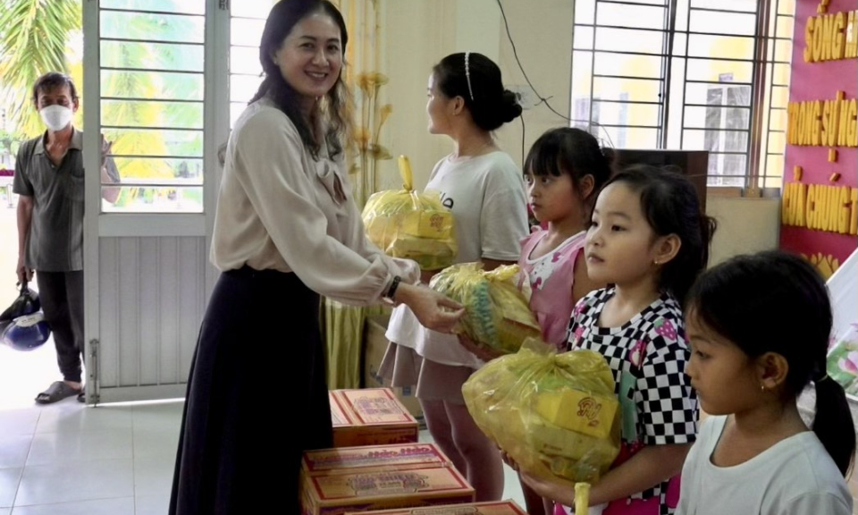 Trao quà cho trẻ em nghèo nhân Tháng hành động Vì trẻ em