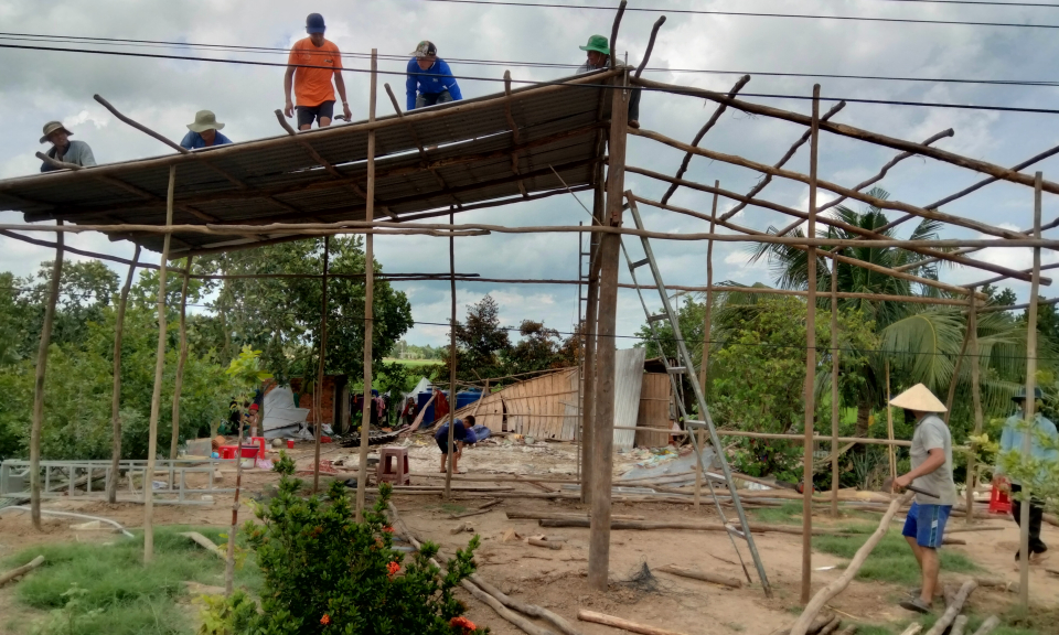 Tân Hưng mưa dông làm sập và tốc mái 5 căn nhà của người dân