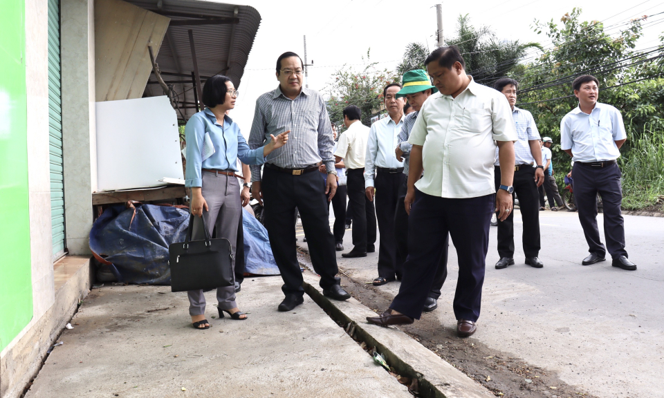 Phó Chủ tịch UBND tỉnh - Nguyễn Minh Lâm khảo sát tình trạng sạt lở bờ sông Cần Giuộc