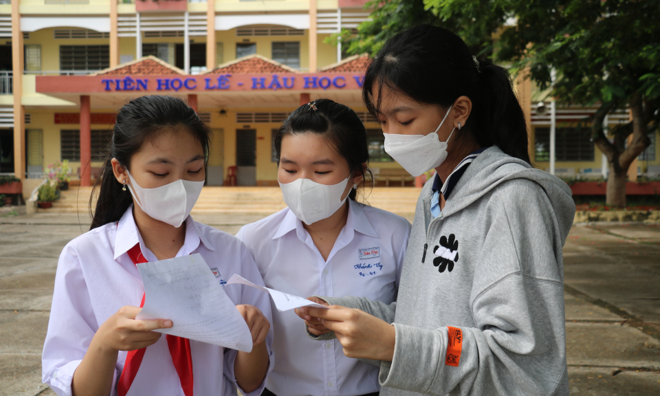 Tân Trụ: Học sinh phấn khởi hoàn thành kỳ thi tuyển sinh lớp 10